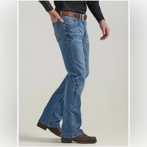 Wrangler Men's Bootcut Jeans in Classic Blue